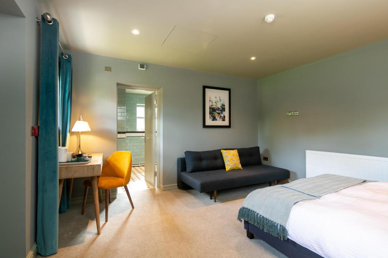 The Cowdray Arms Bed & Breakfast Worth  Exterior photo