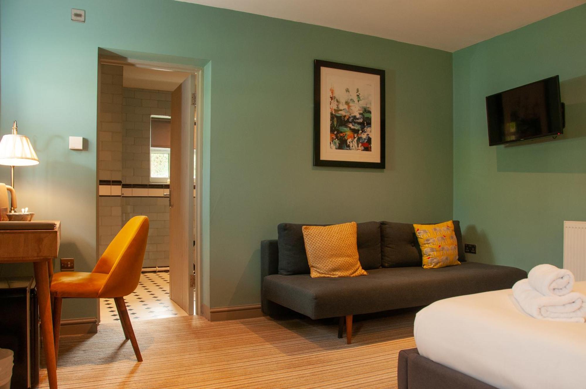 The Cowdray Arms Bed & Breakfast Worth  Exterior photo